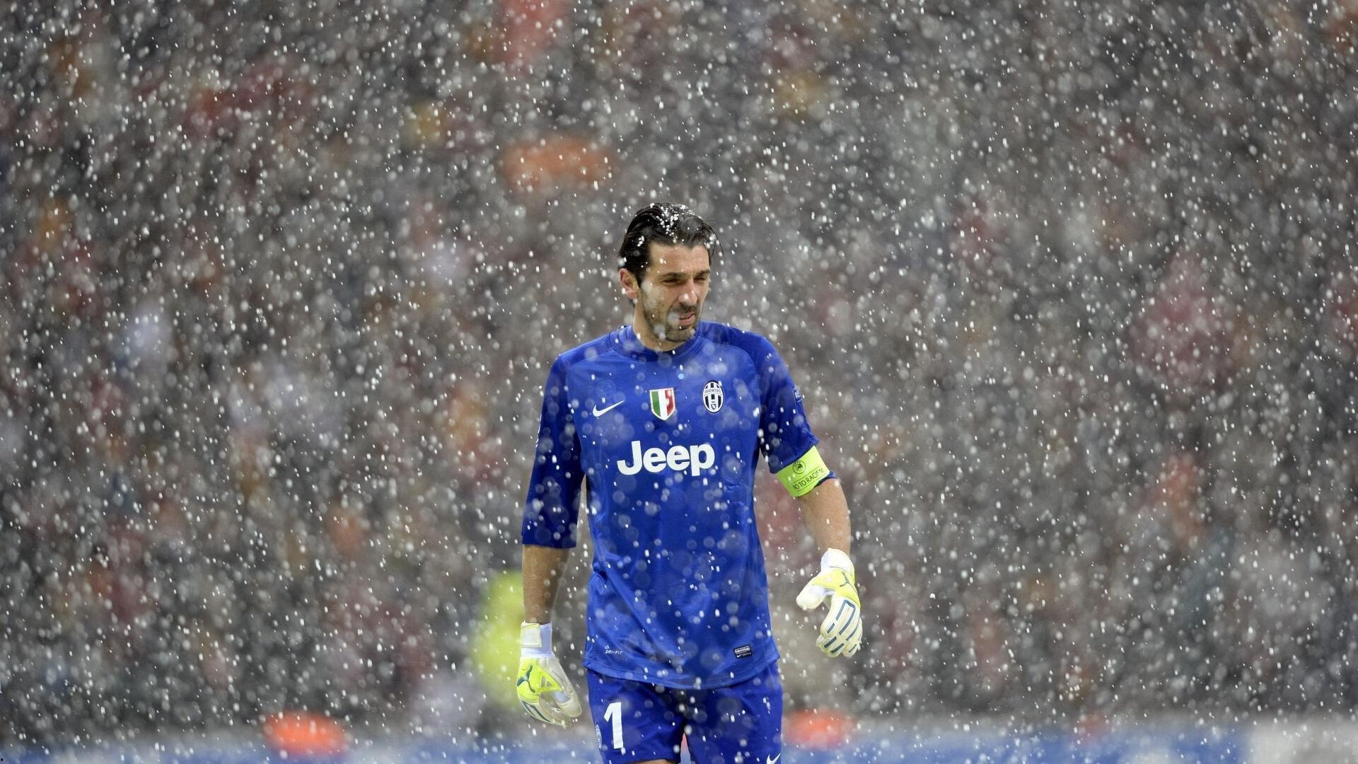 金钱效能彰显，巴黎圣日耳曼铁壁防御遭考验，曼城新星闪耀决胜时刻