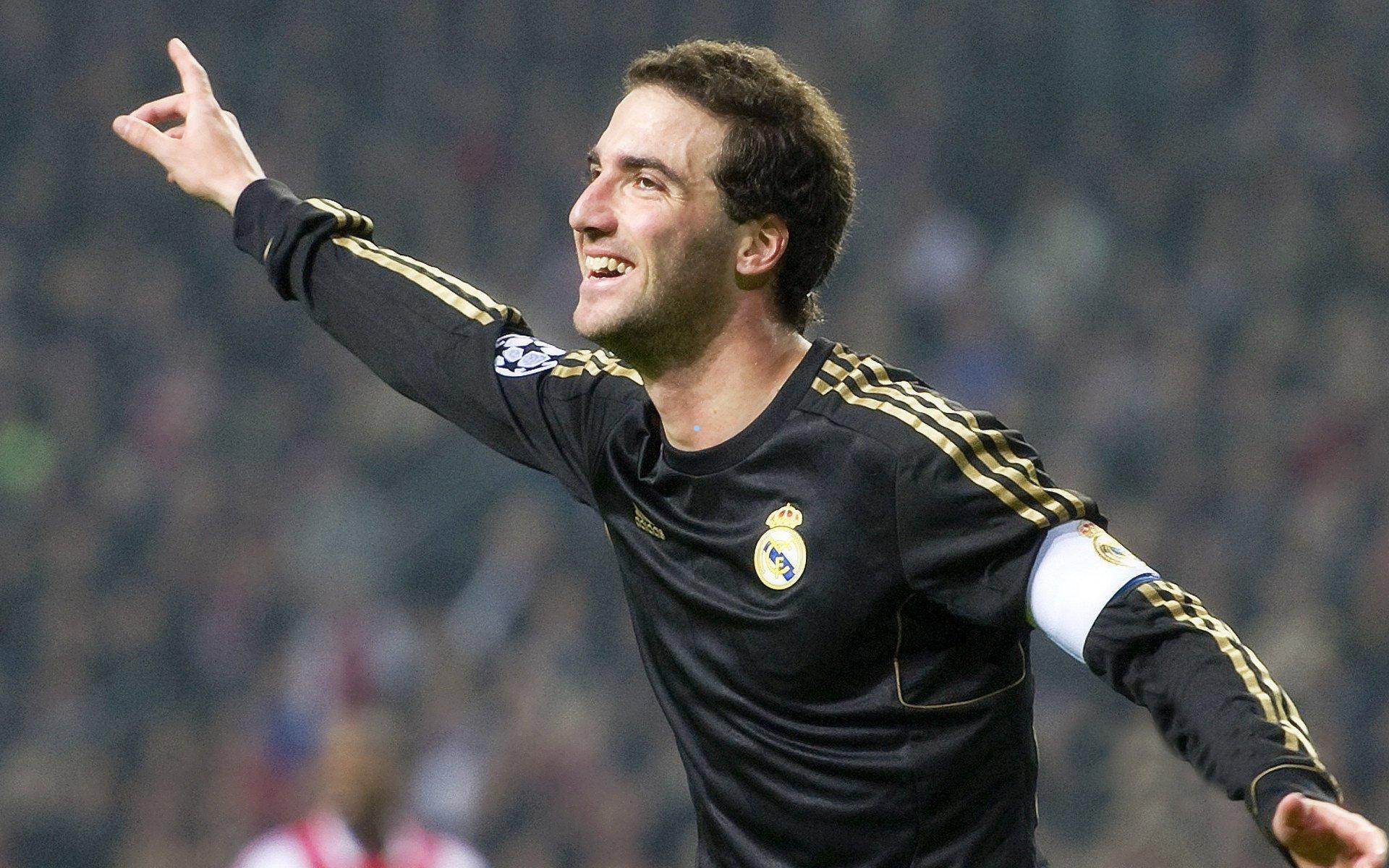 传奇未竟！詹姆斯无球顺下暴扣定格时光，三十九岁再写超人篇章